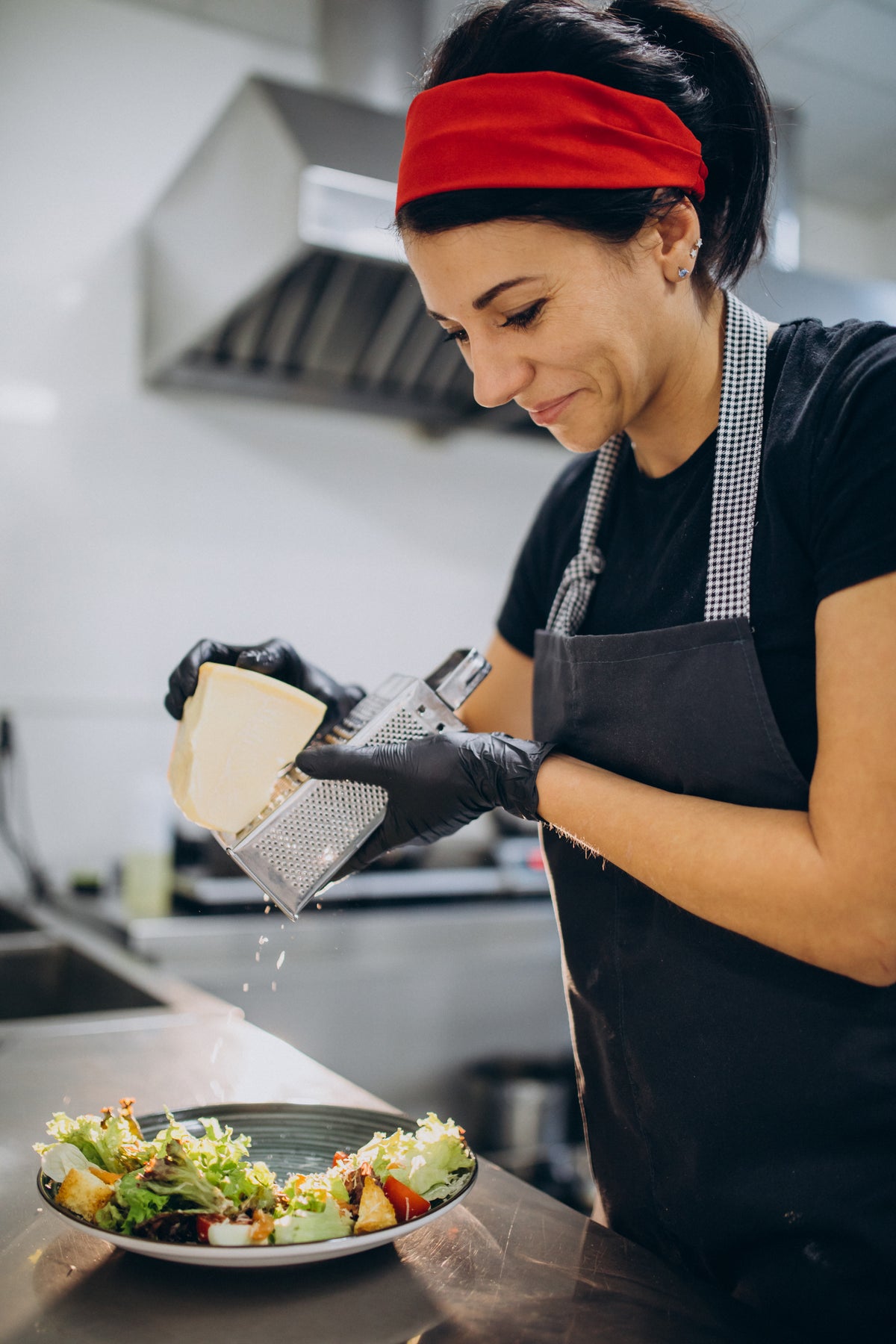 Cuoca al lavoro in cucina
