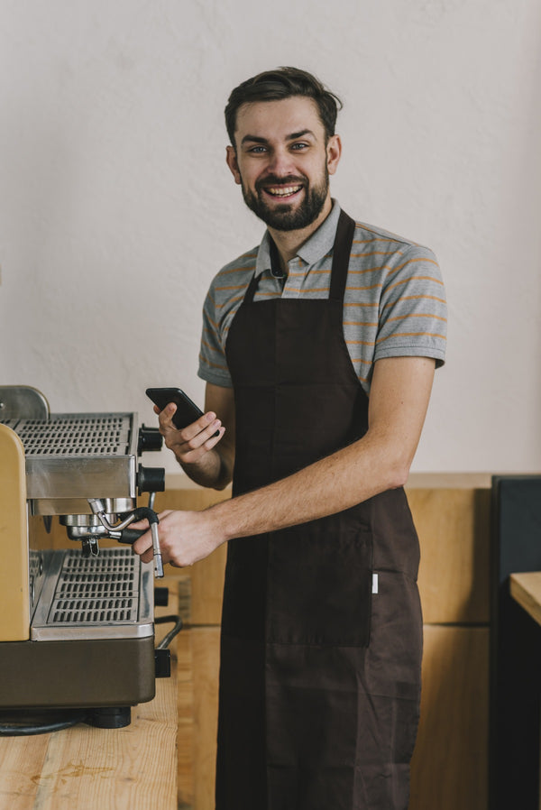 Barista che controlla lo smartphone