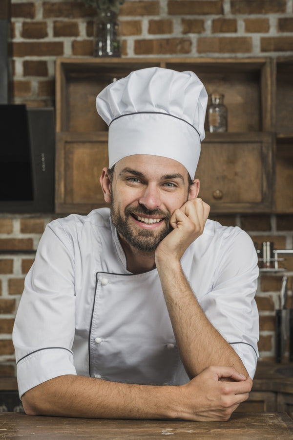 Cuoco sorridente in cucina