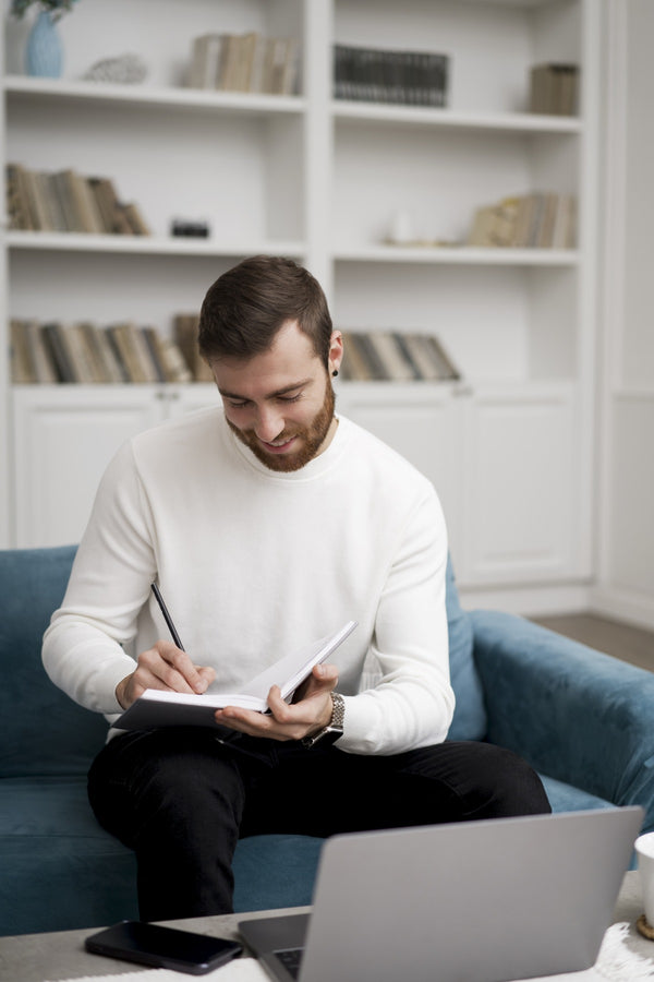 Uomo che segue un corso online al computer